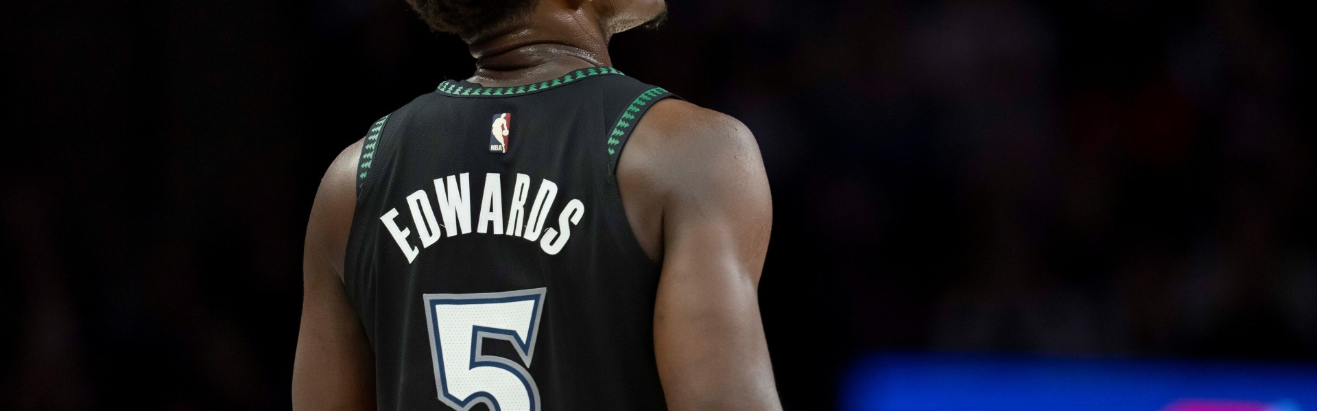 铁麻了！爱德华兹15中2&amp;三分10中1&amp;罚球10中9 仅得14分4助攻